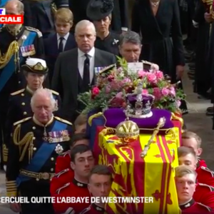 La famille royale, dont le clan des Cambridge, derrière le cercueil à la sortie des obsèques en l'abbaye de Westminster, le 19 septembre 2022