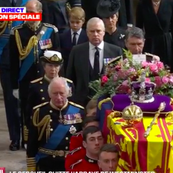 La famille royale, dont le clan des Cambridge, derrière le cercueil à la sortie des obsèques en l'abbaye de Westminster, le 19 septembre 2022