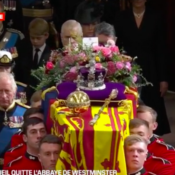 La famille royale, dont le clan des Cambridge, derrière le cercueil à la sortie des obsèques en l'abbaye de Westminster, le 19 septembre 2022