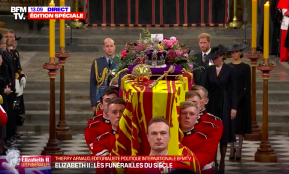 La famille royale, dont le clan des Cambridge, derrière le cercueil à la sortie des obsèques en l'abbaye de Westminster, le 19 septembre 2022