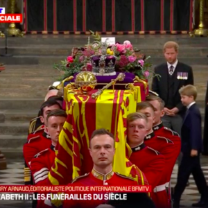 La famille royale, dont le clan des Cambridge, derrière le cercueil à la sortie des obsèques en l'abbaye de Westminster, le 19 septembre 2022