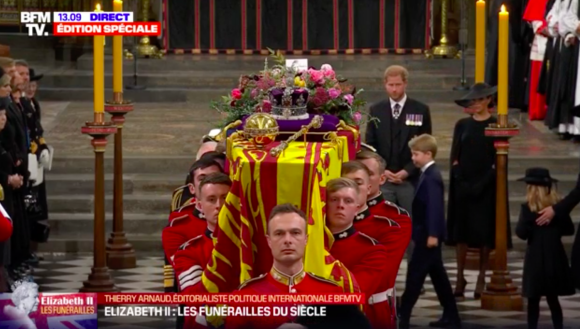 La famille royale, dont le clan des Cambridge, derrière le cercueil à la sortie des obsèques en l'abbaye de Westminster, le 19 septembre 2022