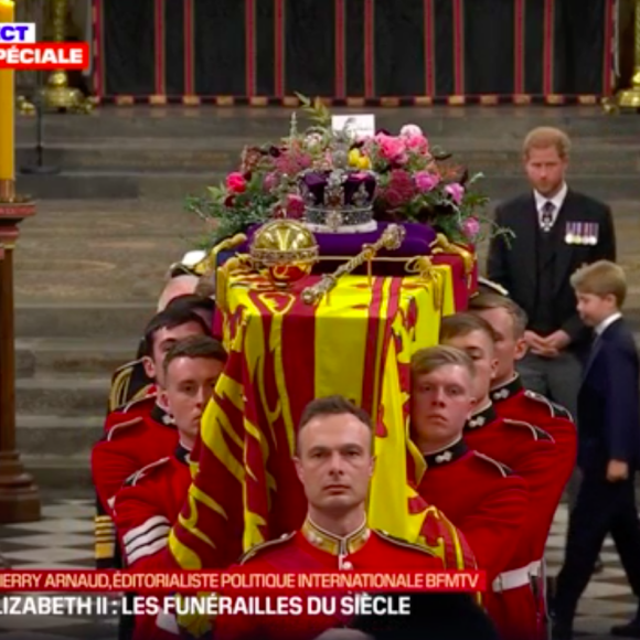 La famille royale, dont le clan des Cambridge, derrière le cercueil à la sortie des obsèques en l'abbaye de Westminster, le 19 septembre 2022