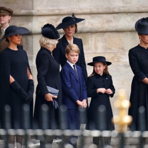 Meghan Markle, duchesse de Sussex, Camilla Parker Bowles, reine consort d'Angleterre, Le prince George de Galles,, La princesse Charlotte de Galles, la comtesse Sophie de Wessex - Sorties du service funéraire à l'Abbaye de Westminster pour les funérailles d'Etat de la reine Elizabeth II d'Angleterre, à Londres, Royaume Uni, le 19 septembre 2022/. © Peter Byrne/ PA via Bestimage 