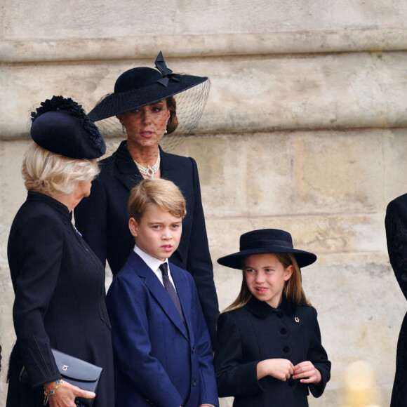 Meghan Markle, duchesse de Sussex, Camilla Parker Bowles, reine consort d'Angleterre, Le prince George de Galles,, La princesse Charlotte de Galles, la comtesse Sophie de Wessex - Sorties du service funéraire à l'Abbaye de Westminster pour les funérailles d'Etat de la reine Elizabeth II d'Angleterre, à Londres, Royaume Uni, le 19 septembre 2022/. © Peter Byrne/ PA via Bestimage 