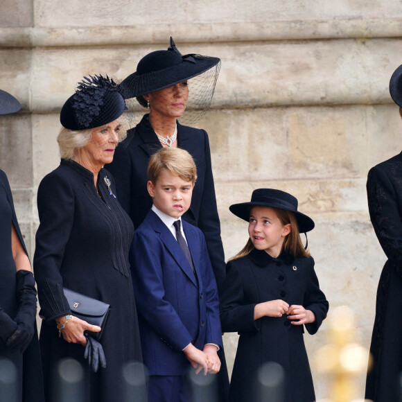 Meghan Markle, duchesse de Sussex, Camilla Parker Bowles, reine consort d'Angleterre, Le prince George de Galles,, La princesse Charlotte de Galles, la comtesse Sophie de Wessex - Sorties du service funéraire à l'Abbaye de Westminster pour les funérailles d'Etat de la reine Elizabeth II d'Angleterre, à Londres, Royaume Uni © Peter Byrne/ PA via Bestimage 