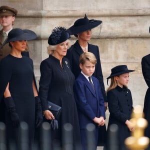 Meghan Markle, duchesse de Sussex, Camilla Parker Bowles, reine consort d'Angleterre, Le prince George de Galles,, La princesse Charlotte de Galles, la comtesse Sophie de Wessex - Sorties du service funéraire à l'Abbaye de Westminster pour les funérailles d'Etat de la reine Elizabeth II d'Angleterre, à Londres, Royaume Uni, le 19 septembre 2022/. © Peter Byrne/ PA via Bestimage 