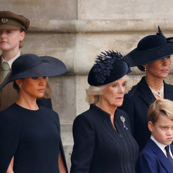 Meghan Markle, duchesse de Sussex, Camilla Parker Bowles, reine consort d'Angleterre, Le prince George de Galles,, La princesse Charlotte de Galles, la comtesse Sophie de Wessex - Sorties du service funéraire à l'Abbaye de Westminster pour les funérailles d'Etat de la reine Elizabeth II d'Angleterre, à Londres, Royaume Uni, le 19 septembre 2022/. © Peter Byrne/ PA via Bestimage 