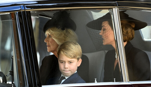 La reine consort Camilla Parker Bowles, le prince George de Galles, Kate Catherine Middleton, princesse de Galles - Sorties du service funéraire à l'Abbaye de Westminster pour les funérailles d'Etat de la reine Elizabeth II d'Angleterre le 19 septembre 2022.