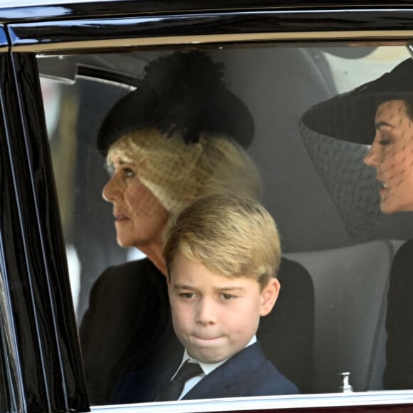 La reine consort Camilla Parker Bowles, le prince George de Galles, Kate Catherine Middleton, princesse de Galles - Sorties du service funéraire à l'Abbaye de Westminster pour les funérailles d'Etat de la reine Elizabeth II d'Angleterre le 19 septembre 2022.