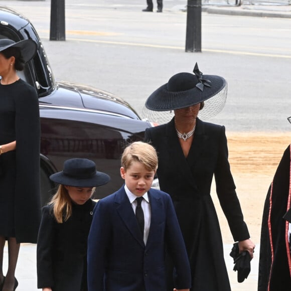 Catherine (Kate) Middleton, princesse de Galles, Le prince George de Galles, La princesse Charlotte de Galles - Arrivées au service funéraire à l'Abbaye de Westminster pour les funérailles d'Etat de la reine Elizabeth II d'Angleterre le 19 septembre 2022. © Geoff Pugh / PA via Bestimage