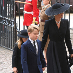 Catherine (Kate) Middleton, princesse de Galles, Le prince George de Galles, La princesse Charlotte de Galles - Arrivées au service funéraire à l'Abbaye de Westminster pour les funérailles d'Etat de la reine Elizabeth II d'Angleterre le 19 septembre 2022. © Geoff Pugh / PA via Bestimage