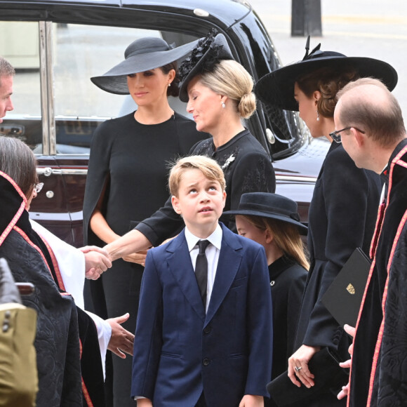 Meghan Markle, duchesse de Sussex, la comtesse Sophie de Wessex, Le prince George de Galles, La princesse Charlotte de Galles et Catherine (Kate) Middleton, princesse de Galles- Arrivées au service funéraire à l'Abbaye de Westminster pour les funérailles d'Etat de la reine Elizabeth II d'Angleterre le 19 septembre 2022. © Geoff Pugh / PA via Bestimage