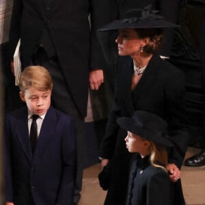 Catherine (Kate) Middleton, princesse de Galles, Le prince George de Galles, La princesse Charlotte de Galles, Meghan Markle, duchesse de Sussex - Service funéraire à l'Abbaye de Westminster pour les funérailles d'Etat de la reine Elizabeth II d'Angleterre. Le sermon est délivré par l'archevêque de Canterbury Justin Welby (chef spirituel de l'Eglise anglicane) au côté du doyen de Westminster David Hoyle. Londres © Phil Noble / PA via Bestimage