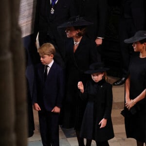 Catherine (Kate) Middleton, princesse de Galles, Le prince George de Galles, La princesse Charlotte de Galles, Meghan Markle, duchesse de Sussex - Service funéraire à l'Abbaye de Westminster pour les funérailles d'Etat de la reine Elizabeth II d'Angleterre. Le sermon est délivré par l'archevêque de Canterbury Justin Welby (chef spirituel de l'Eglise anglicane) au côté du doyen de Westminster David Hoyle. Londres, le 19 septembre 2022. © Phil Noble / PA via Bestimage