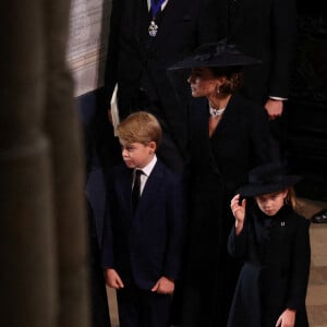 Catherine , princesse de Galles, le prince George, la princesse Charlotte, Meghan Markle - Service funéraire à l'Abbaye de Westminster pour les funérailles d'Etat de la reine Elizabeth II d'Angleterre. Le sermon est délivré par l'archevêque de Canterbury Justin Welby (chef spirituel de l'Eglise anglicane) au côté du doyen de Westminster David Hoyle. Londres, le 19 septembre 2022. © Phil Noble / PA via Bestimage