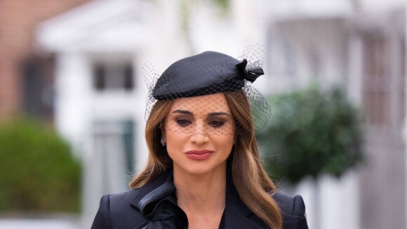 Rania de Jordanie aux funérailles d'Elizabeth II : très élégante au bras de son époux, digne et sobre