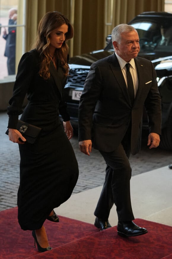 La reine Rania de Jordanie - Les chefs d'Etats et les invités arrivent à la réception donnée par le roi d'Angleterre à Buckingham Palace, à la veille des funérailles de la reine Elizabeth II d'Angleterre.