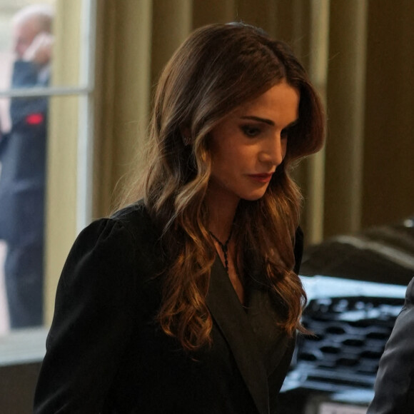 La reine Rania de Jordanie - Les chefs d'Etats et les invités arrivent à la réception donnée par le roi d'Angleterre à Buckingham Palace, à la veille des funérailles de la reine Elizabeth II d'Angleterre.