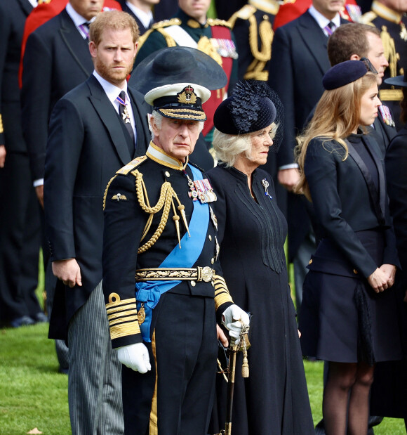 Le roi Charles III d'Angleterre, la reine consort Camilla Parker Bowles, le prince Harry, duc de Sussex, la princesse Beatrice d'York - Procession du cercueil de la reine Elizabeth II d'Angleterre de l'Abbaye de Westminster à Wellington Arch à Hyde Park Corner. Le 19 septembre 2022