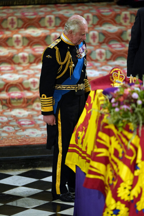 Le roi Charles III d'Angleterre - Cérémonie funèbre en la Chapelle Saint-Georges pour les funérailles d'Etat de la reine Elizabeth II d'Angleterre à Windsor, Royaume Uni, le 19 septembre 2022. © Joe Giddens/PA/Bestimage