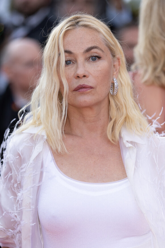 Emmanuelle Béart - Montée des marches du film " Elvis " lors du 75ème Festival International du Film de Cannes. Le 25 mai 2022 © Cyril Moreau / Bestimage 