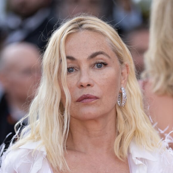 Emmanuelle Béart - Montée des marches du film " Elvis " lors du 75ème Festival International du Film de Cannes. Le 25 mai 2022 © Cyril Moreau / Bestimage 