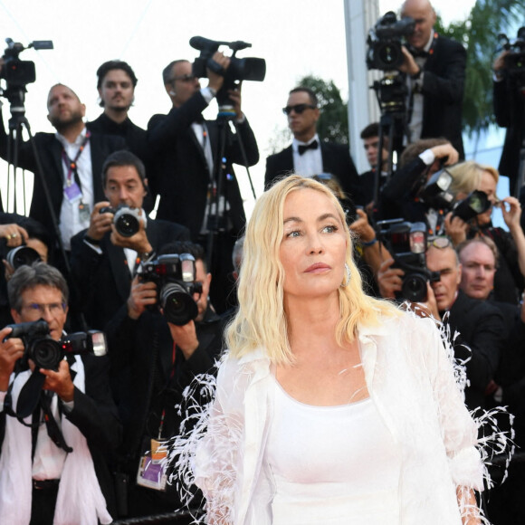 Emmanuelle Béart à la montée des marches de "Elvis" lors du 75ème Festival International du Film de Cannes, le 25 mai 2022. © Rachid Bellak/Bestimage 