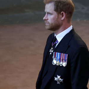 Le prince Harry, duc de Sussex et Meghan Markle, duchesse de Sussex - Intérieur - Procession cérémonielle du cercueil de la reine Elisabeth II du palais de Buckingham à Westminster Hall à Londres, où les Britanniques et les touristes du monde entier pourront lui rendre hommage jusqu'à ses obsèques prévues le 19 septembre 2022. Le 14 septembre 2022. 