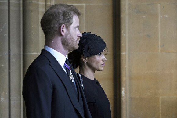 Le prince Harry, duc de Sussex et Meghan Markle, duchesse de Sussex - Sortie - Procession cérémonielle du cercueil de la reine Elisabeth II du palais de Buckingham à Westminster Hall à Londres, où les Britanniques et les touristes du monde entier pourront lui rendre hommage jusqu'à ses obsèques prévues le 19 septembre 2022. Le 14 septembre 2022. 