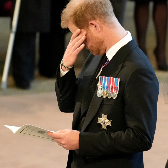 Le prince Harry, duc de Sussex, Meghan Markle, duchesse de Sussex - Intérieur - Procession cérémonielle du cercueil de la reine Elisabeth II du palais de Buckingham à Westminster Hall à Londres. Le 14 septembre 2022 