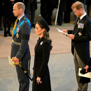 Le prince de Galles William, Kate Catherine Middleton, princesse de Galles, le prince Harry, duc de Sussex, Meghan Markle, duchesse de Sussex - Intérieur - Procession cérémonielle du cercueil de la reine Elisabeth II du palais de Buckingham à Westminster Hall à Londres. Le 14 septembre 2022 