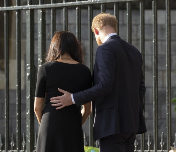 Le prince Harry, duc de Sussex, Meghan Markle, duchesse de Sussex à la rencontre de la foule devant le château de Windsor, suite au décès de la reine Elisabeth II d'Angleterre. Le 10 septembre 2022 
