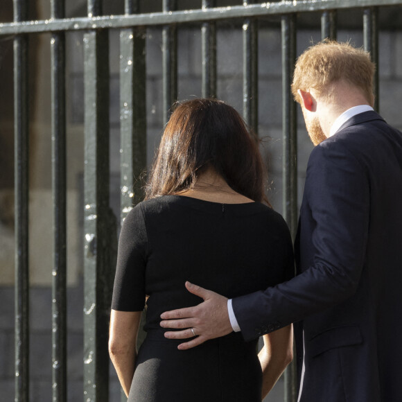 Le prince Harry, duc de Sussex, Meghan Markle, duchesse de Sussex à la rencontre de la foule devant le château de Windsor, suite au décès de la reine Elisabeth II d'Angleterre. Le 10 septembre 2022 