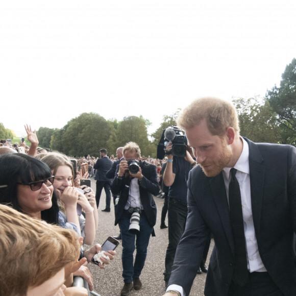 Le prince Harry, duc de Sussex, Meghan Markle, duchesse de Sussex à la rencontre de la foule devant le château de Windsor, suite au décès de la reine Elisabeth II d'Angleterre. Le 10 septembre 2022 