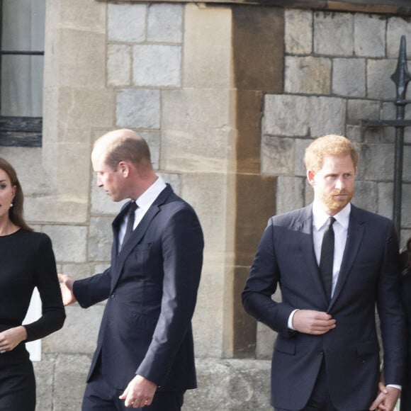 Le prince de Galles William, la princesse de Galles Kate Catherine Middleton, le prince Harry, duc de Sussex, Meghan Markle, duchesse de Sussex à la rencontre de la foule devant le château de Windsor, suite au décès de la reine Elisabeth II d'Angleterre. Le 10 septembre 2022 