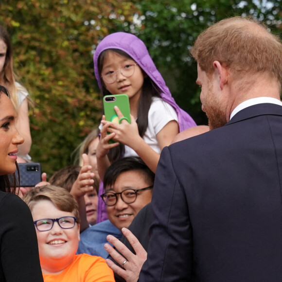 Le prince Harry, duc de Sussex et Meghan Markle, duchesse de Sussex à la rencontre de la foule devant le château de Windsor, suite au décès de la reine Elisabeth II d'Angleterre. Le 10 septembre 2022 