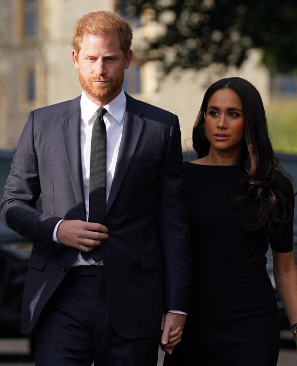 Le prince Harry, duc de Sussex et Meghan Markle, duchesse de Sussex à la rencontre de la foule devant le château de Windsor, suite au décès de la reine Elisabeth II d'Angleterre. Le 10 septembre 2022  The Royal family meets members of the public at Windsor Castle in Berkshire following the death of Queen Elizabeth II on Thursday. Picture date: Saturday September 10, 2022. 