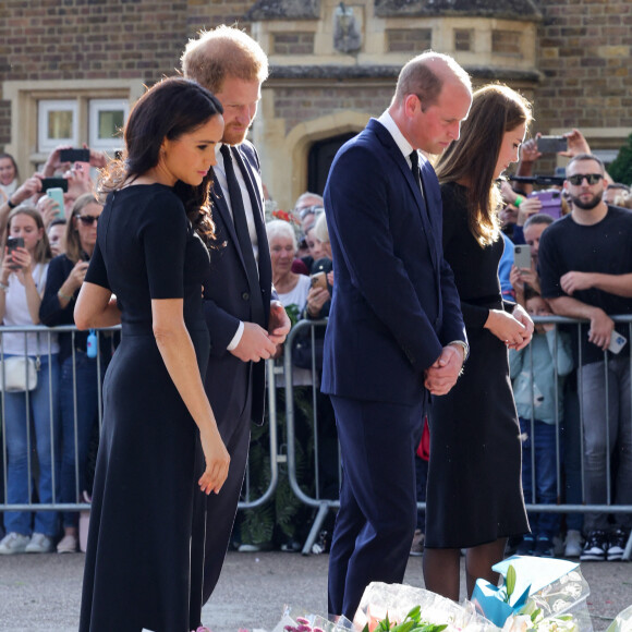 Le prince de Galles William et la princesse de Galles Kate Catherine Middleton et le prince Harry, duc de Sussex et Meghan Markle, duchesse de Sussex à la rencontre de la foule devant le château de Windsor, suite au décès de la reine Elisabeth II d'Angleterre. Le 10 septembre 2022 