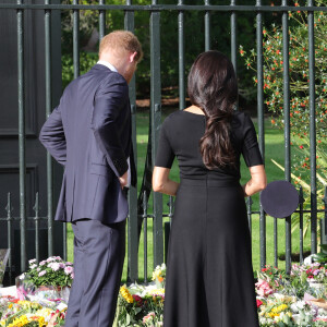 Le prince Harry, duc de Sussex et Meghan Markle, duchesse de Sussex à la rencontre de la foule devant le château de Windsor, suite au décès de la reine Elisabeth II d'Angleterre. Le 10 septembre 2022 