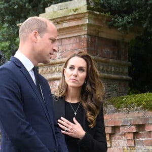 Le prince William, prince de Galles, et Catherine (Kate) Middleton, princesse de Galles regardent les hommages floraux laissés par les membres du public aux portes de Sandringham House à Norfolk, Royaume Uni, le 15 septembre 2022, après la mort de la reine Elisabeth II.