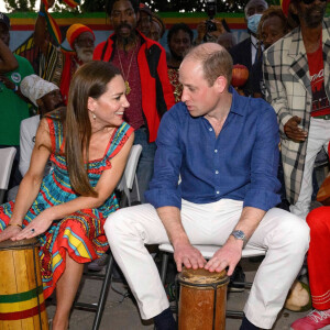 Le prince William, duc de Cambridge, et Catherine (Kate) Middleton, duchesse de Cambridge, vont à la rencontre des habitants lors d'une visite à Trench Town, le berceau du reggae à Kingston, en Jamaïque, au quatrième jour de leur tournée dans les Caraïbes, pour marquer le jubilé de platine de la reine. Kingston, le 22 mars 2022.