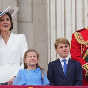 Catherine Kate Middleton, duchesse de Cambridge, le prince William, duc de Cambridge et leurs enfants, le prince Louis, le prince George et la princesse Charlotte - Les membres de la famille royale regardent le défilé Trooping the Colour depuis un balcon du palais de Buckingham à Londres lors des célébrations du jubilé de platine de la reine le 2 juin 2022.