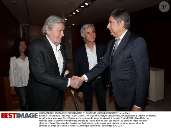 Alain Delon, accompagné de Cyril Viguier, rencontrant l'ambassadeur d'Ukraine en France Vadym Omelchenko le 8 juillet 2022 sur la terrasse du siège de Vivendi à Paris