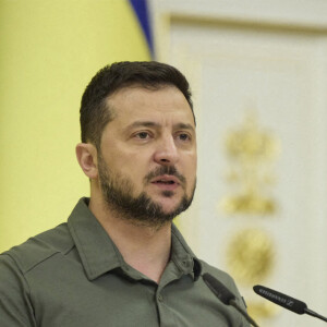 Le président ukrainien Volodymyr Zelensky remet les prix du sauveteur de l'année lors d'une cérémonie marquant la "Journée du service d'urgence" au palais Maryinsky à Kiev, le 16 septembre 2022. 