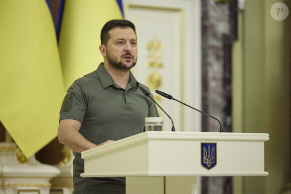 Le président ukrainien Volodymyr Zelensky remet les prix du sauveteur de l'année lors d'une cérémonie marquant la "Journée du service d'urgence" au palais Maryinsky à Kiev, le 16 septembre 2022. 