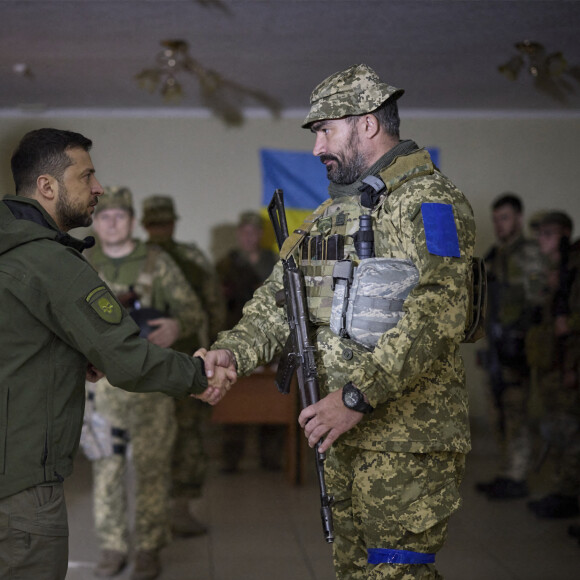 Le président ukrainien Volodymyr Zelensky décore les soldats ukrainiens qui ont libéré la ville de Kharkiv, le 14 septembre 2022. © Ukraine Presidential Press Service/Zuma Press/Bestimage 