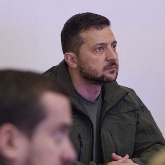 Le président ukrainien Volodymyr Zelensky décore les soldats ukrainiens qui ont libéré la ville de Kharkiv, le 14 septembre 2022. © Ukraine Presidential Press Service/Zuma Press/Bestimage 