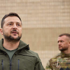 Le président ukrainien Volodymyr Zelensky décore les soldats ukrainiens qui ont libéré la ville de Kharkiv, le 14 septembre 2022. © Ukraine Presidential Press Service/Zuma Press/Bestimage 