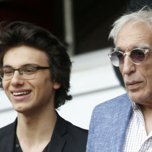 Gérard Darmon et son fils Jules (fils de Mathilda May) au match de Ligue 1 entre le PSG Evian Thonon Gaillard au Parc des Princes à Paris le 23 avril 2014.